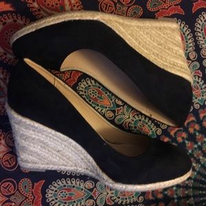 City Classified Black Espadrille Wedge Pumps 9 EUC